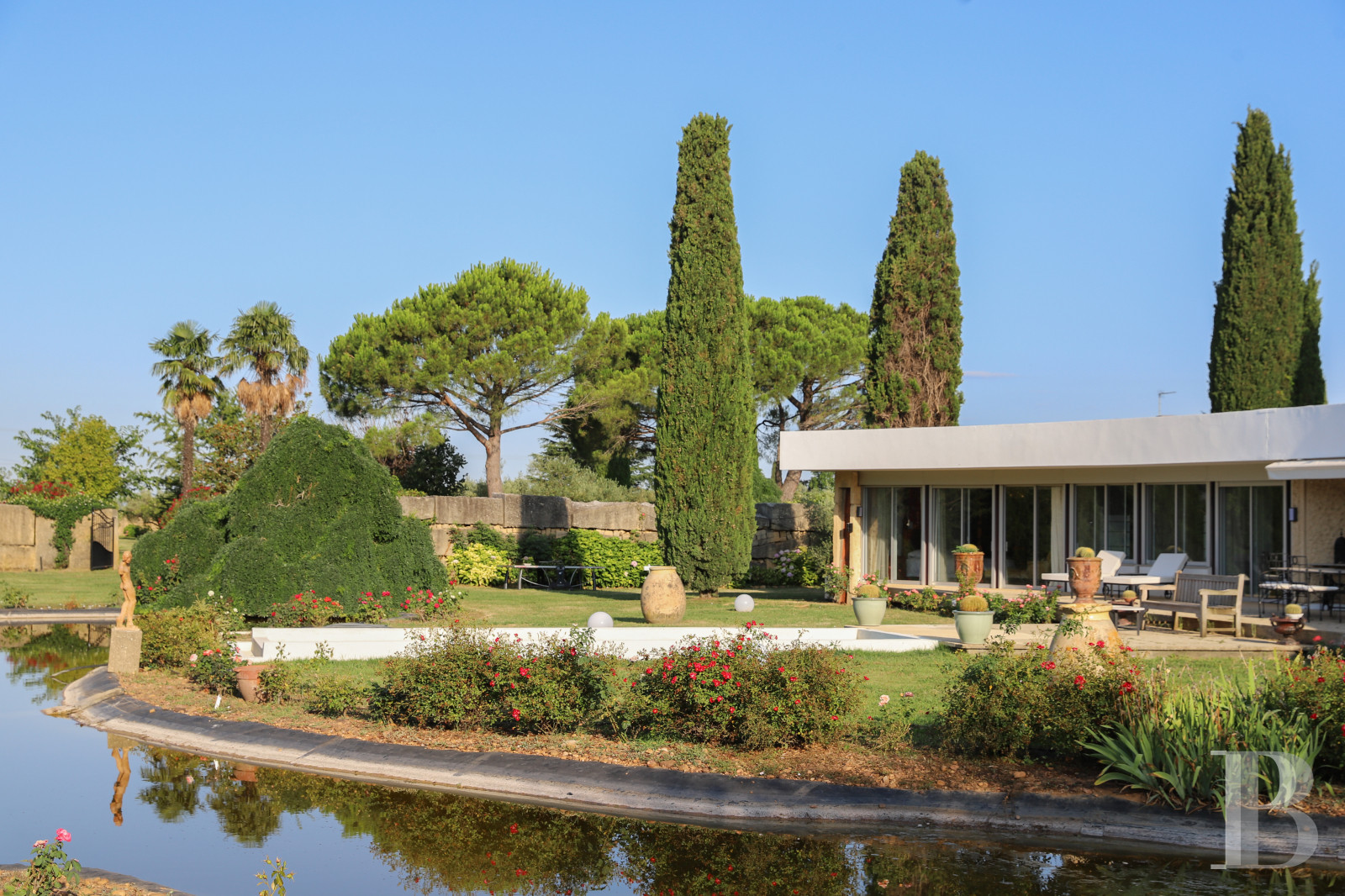 A villa designed and built by a Modernist architect in the heart of an arboreal estate close to Nîmes - photo  n°29